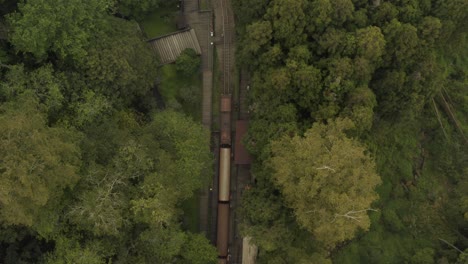 Viejo-Tren-En-Los-Ferrocarriles-En-La-Estación-De-Alishan---Fotografía-Aérea,-Vista-Superior