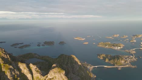 Majestuosa-Vista-A-La-Montaña-Desde-Un-Dron-Con-Muchas-Islas-Y-Un-Enorme-Fiordo,-Henningsvær,-Noruega