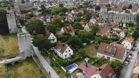 Ciudad-De-Visby-Con-Muro-De-La-Unesco,-Casas-De-Techo-Rojo-Y-Calles-Pequeñas,-Destino-De-Viaje,-Antena