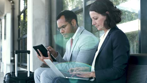 personas de negocios con dispositivos digitales