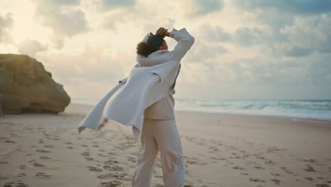 Ozeanmädchen-Mit-Offenen-Armen,-Fühle-Dich-Frei-Am-Leeren-Strand.-Frau-Mit-Schwarzen-Haaren-Atmet-Aus