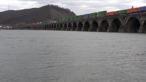 Harrisburg,-Pennsylvania---7-De-Enero-De-2021:-Tren-Cruzando-Un-Puente-De-Piedra-Sobre-El-Río-Susquehanna-Cerca-De-Harrisburg,-Pennsylvania