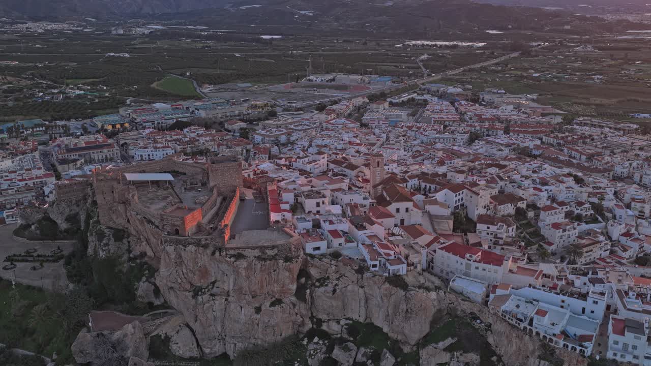 Vista aérea del castillo y pueblo de Salobreña al atardecer en España