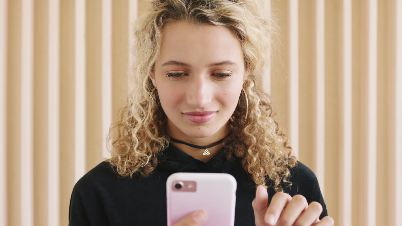Glad, generasjon Z og sosiale medier på telefon av jente i New