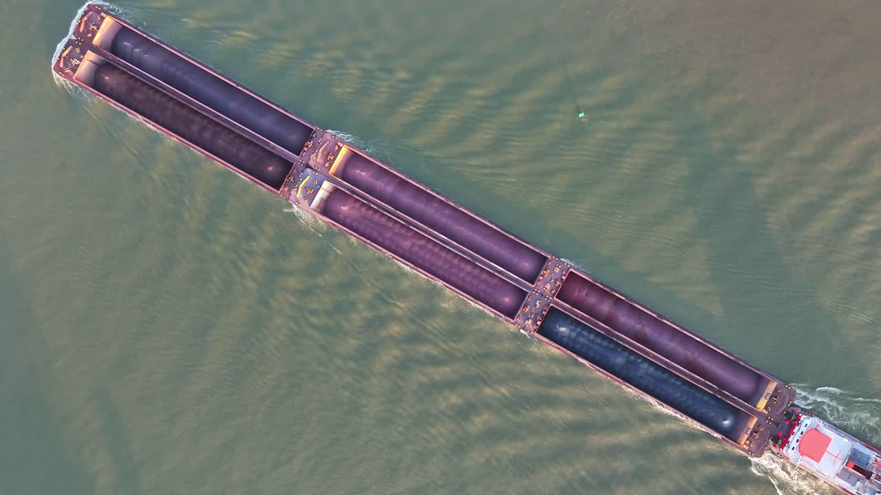 "vista aérea de una larga barcaza de carga en un río