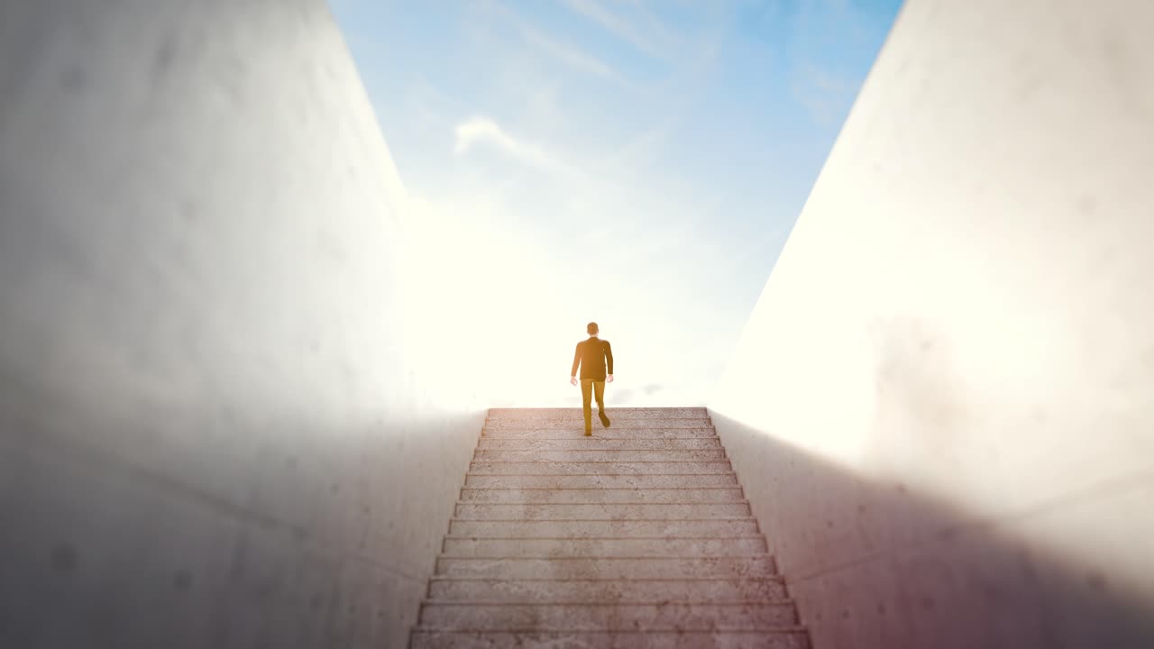 Homem Subindo Escadas de Concreto em Direção ao Céu Claro