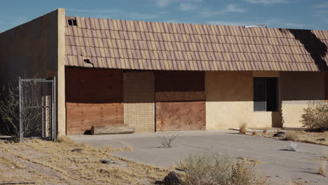 día exterior del edificio abandonado en la zona del desierto