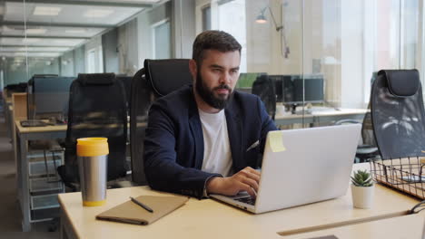 hombre de negocios trabajando en una oficina