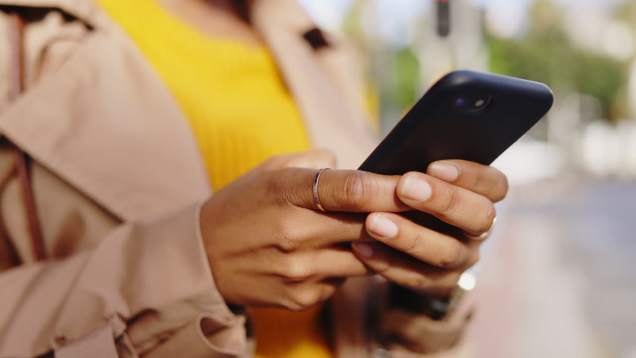 Primo piano, mani e smartphone all'aperto