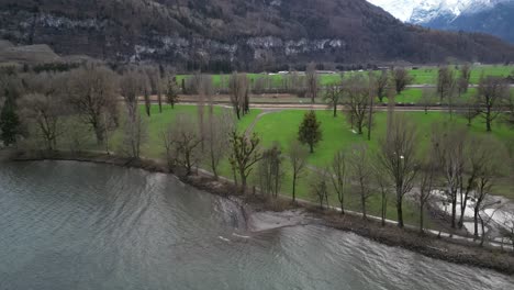 órbita-Paralaje-Alrededor-De-Las-Olas-Rompiendo-En-La-Costa-Gris-Fangosa-Del-Lago