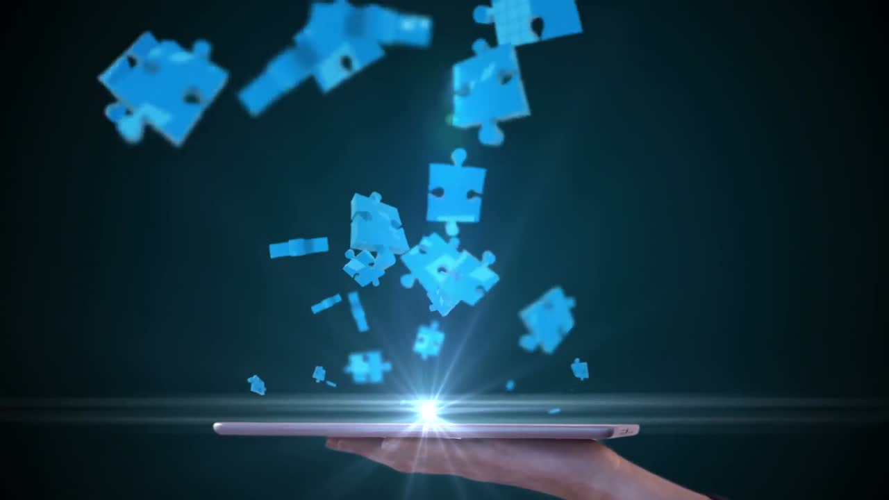 mujer de negocios usando una tableta para ver un holograma