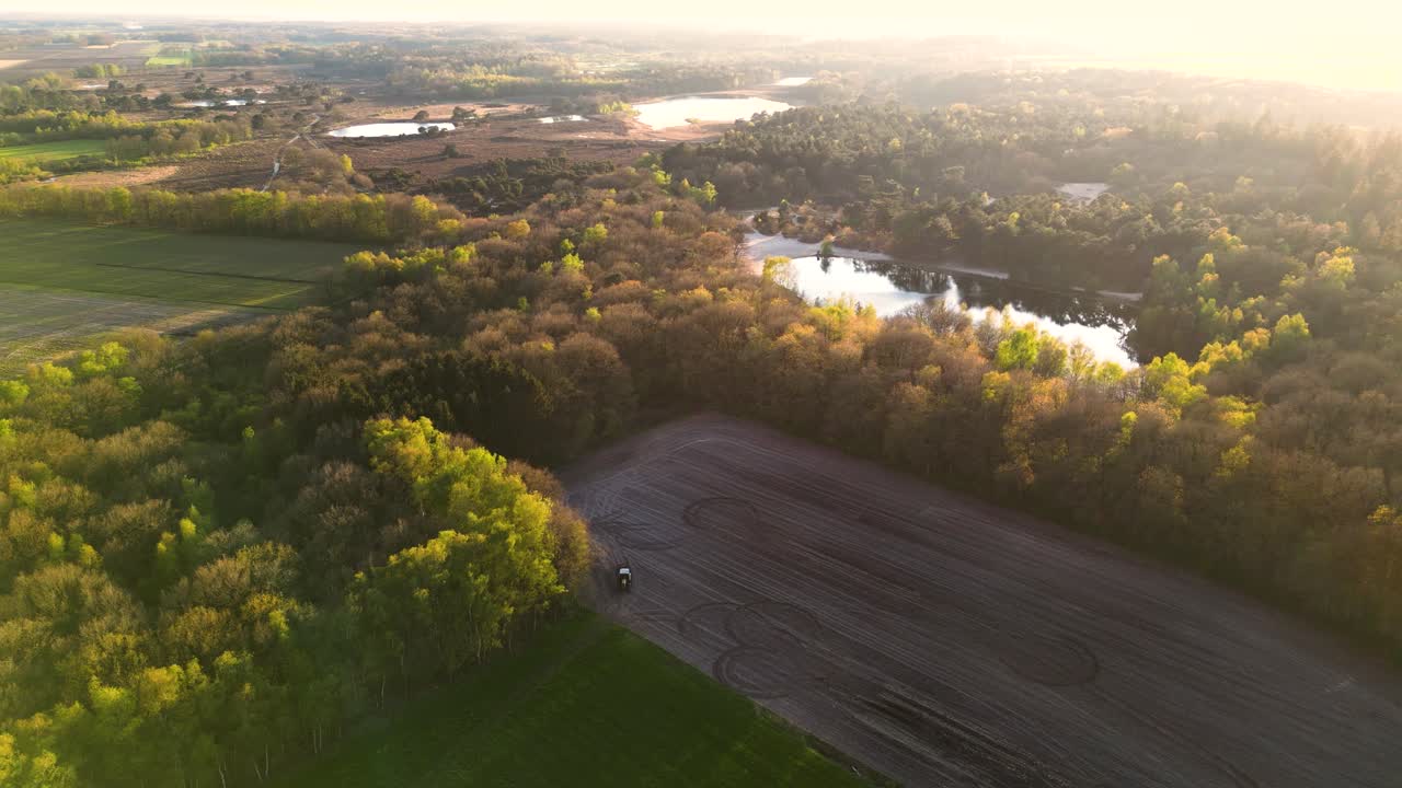 해가 뜨고 해가 지는 동안, 숲, 호수 가 있는 시골 풍경 의 공중 사진