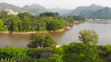 Vista-Panorámica-Sobre-El-Río-Kwai-Con-Zona-Verde-Y-Exuberante-En-Tailandia