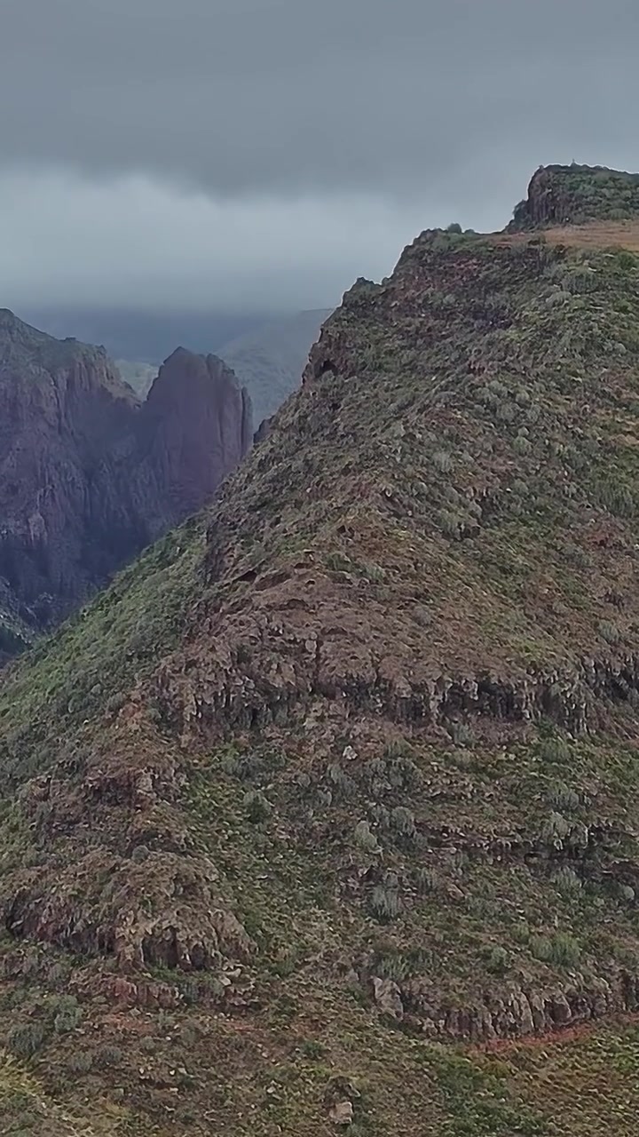 Montagne a Tenerife con terreno roccioso e cielo nuvoloso