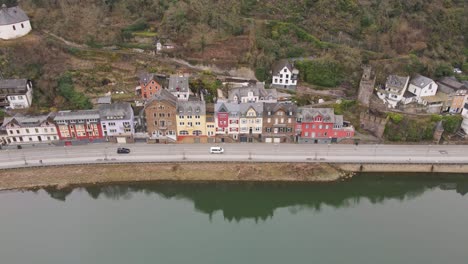 Imágenes-De-Drones-Desde-Una-Altitud-Más-Alta-Sobrevolando-El-Río-Moselle-Y-La-Ciudad-Alemana-De-Cochem-Con-Sus-Hermosas-Casas