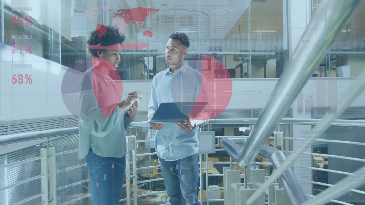 animación del procesamiento de datos financieros sobre diversas personas de negocios en la oficina