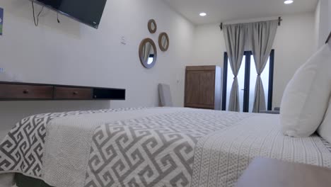 el interior de una habitación de hotel - panorámica hacia abajo