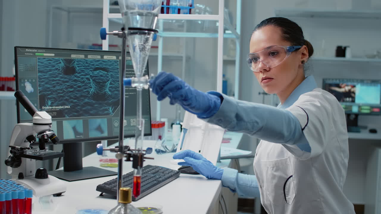 científico que trabaja en un laboratorio