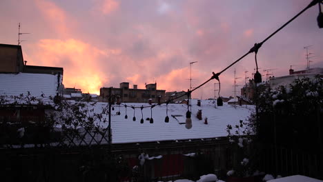 Pan-Blick-Von-Der-Terrasse-über-Dem-Dach-In-Der-Stadt