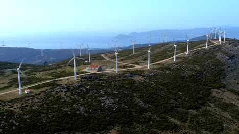 Luftaufnahme-Einer-Sammlung-Rotierender-Windparkturbinen-Am-Hang-Von-Galizien-In-Spanien