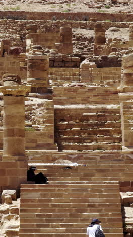 petra, jordania: antiguas ruinas y turistas