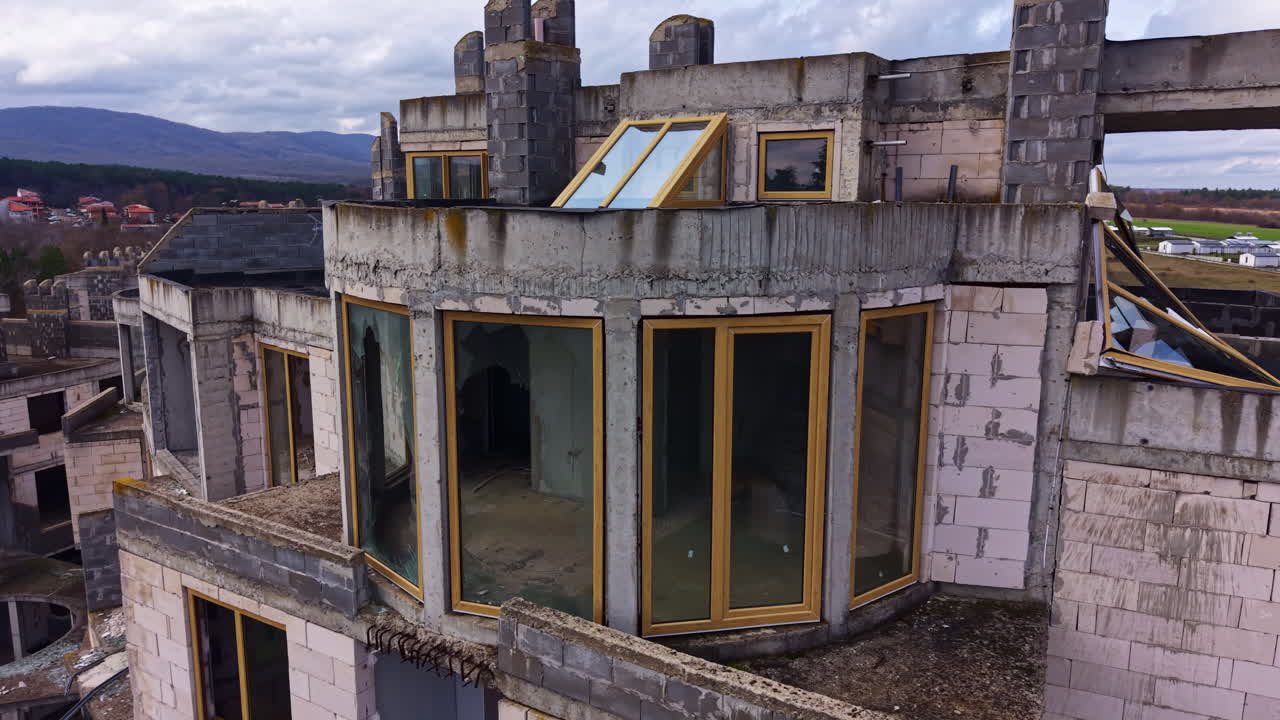Esplorare la bellezza spettrale di un edificio abbandonato in una città dimenticata al crepuscolo