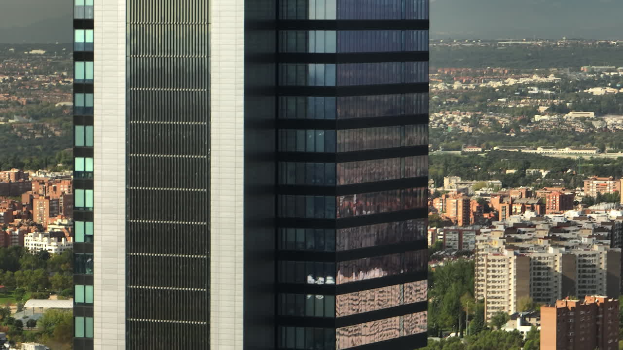 edificio gigante distrito moderno tiro aéreo madrid día soleado