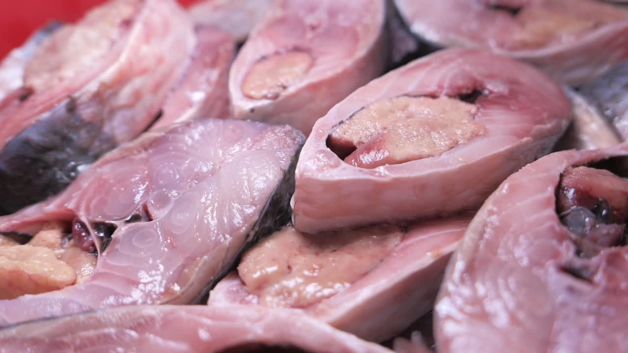 primer plano de filetes de pescado crudo fresco