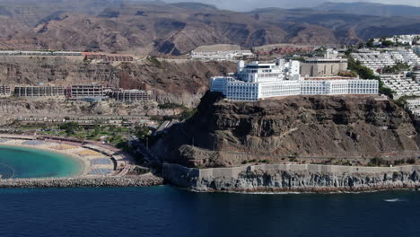 Vista-Aérea-Sobre-La-Playa-De-Amadores-Y-Los-Complejos-Turísticos-Cerca-De-La-Costa-En-La-Ciudad-De-Mogán,-Gran-Canaria.