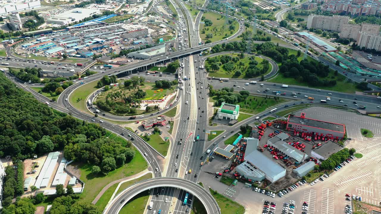 교통 체증 이 있는 고속도로 교차로 의 공중 사진