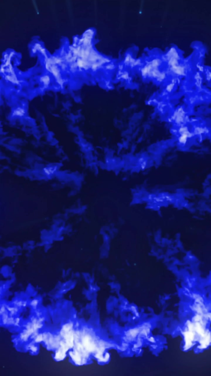 Animazione di un'esplosione di nuvole di fumo blu su macchie blu sullo sfondo.