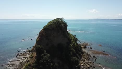 Vista-Aérea-De-Una-Isla-En-El-Océano-En-La-Bahía-De-Islas,-Nueva-Zelanda