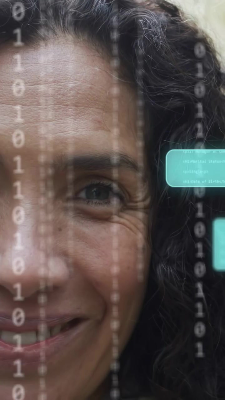 Video verticale: Donna sorridente con interfaccia utente (UI) color verde acqua che si muove sul viso, mentre affronta un flusso binario da destra, a tema tecnologico.