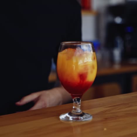 camarero haciendo cócteles alcohólicos