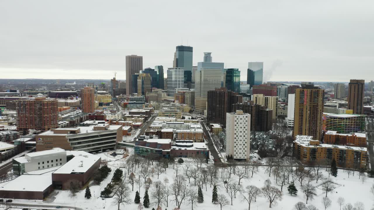 Skyline di Minneapolis in una fredda giornata invernale, vista aerea