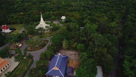 Drohnenaufnahme-Eines-Tempels-In-Thailand,-Umgeben-Von-Grünem-Dschungel