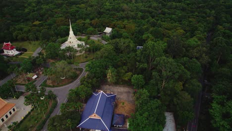 tiro de drone de un templo en tailandia rodeado de selva verde