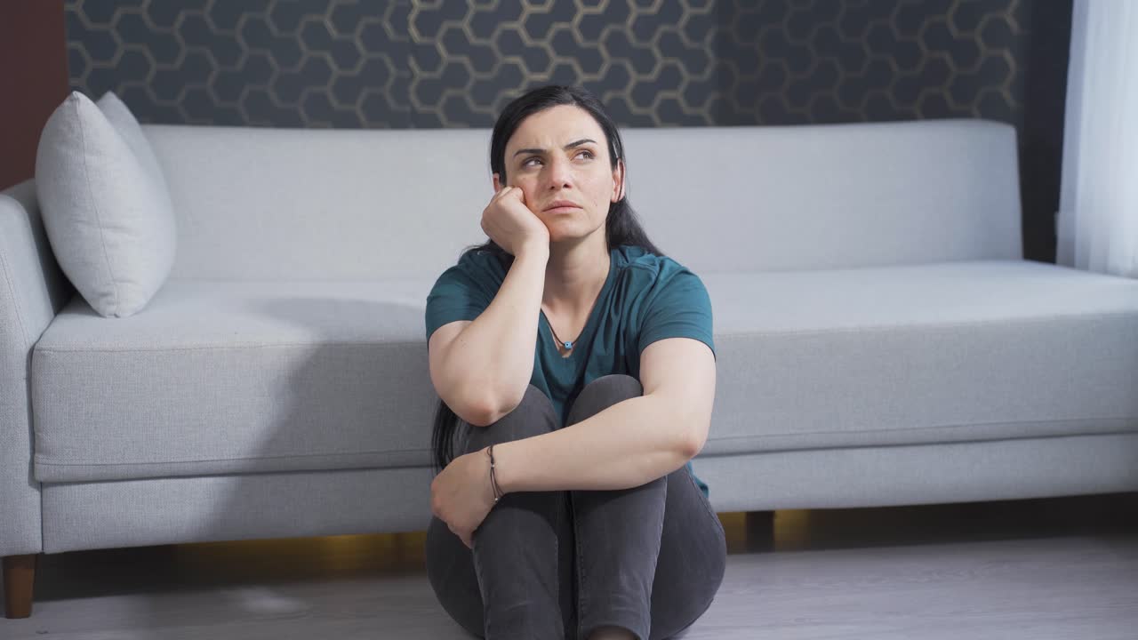 una mujer desesperada, cuidadosa.