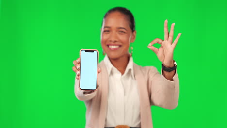 está bien, teléfono y mujer en pantalla verde.