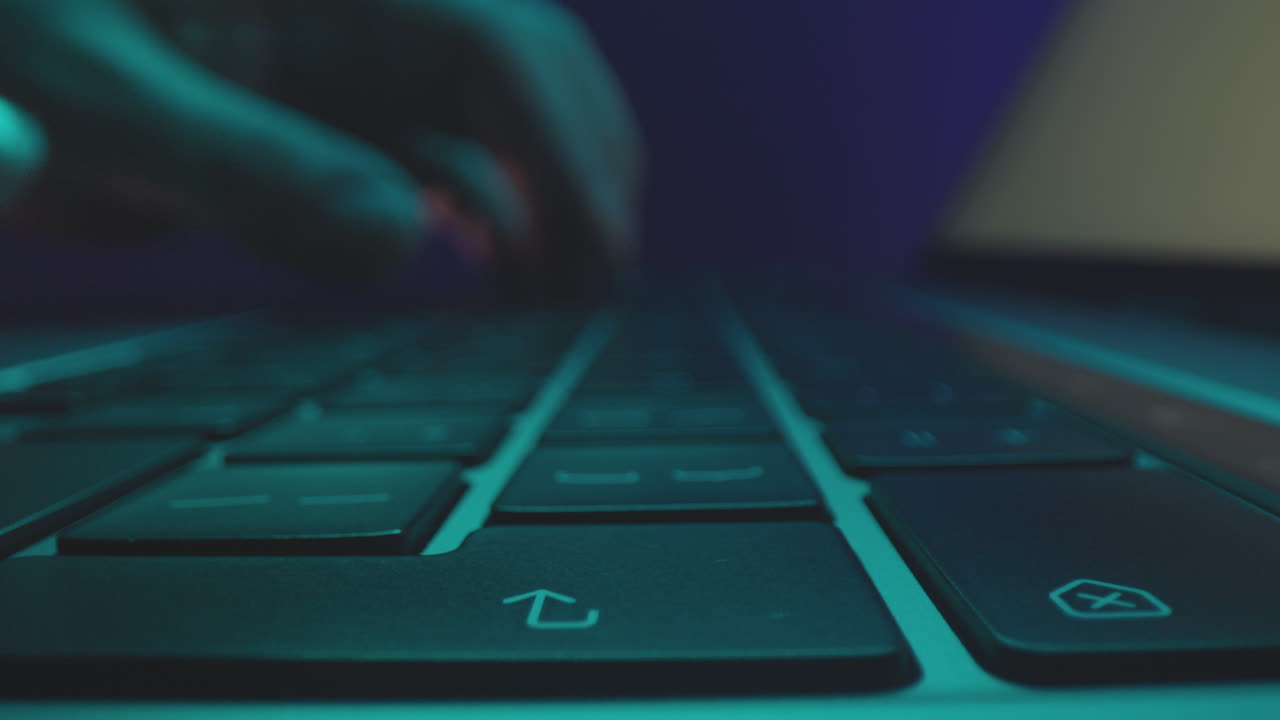 escribiendo en un teclado portátil