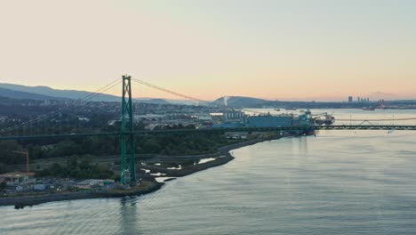 hermosa foto rodante del puente de la puerta de los leones - drone aeria vancouver, canadá