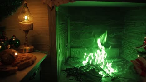 fuego verde en una chimenea de navidad