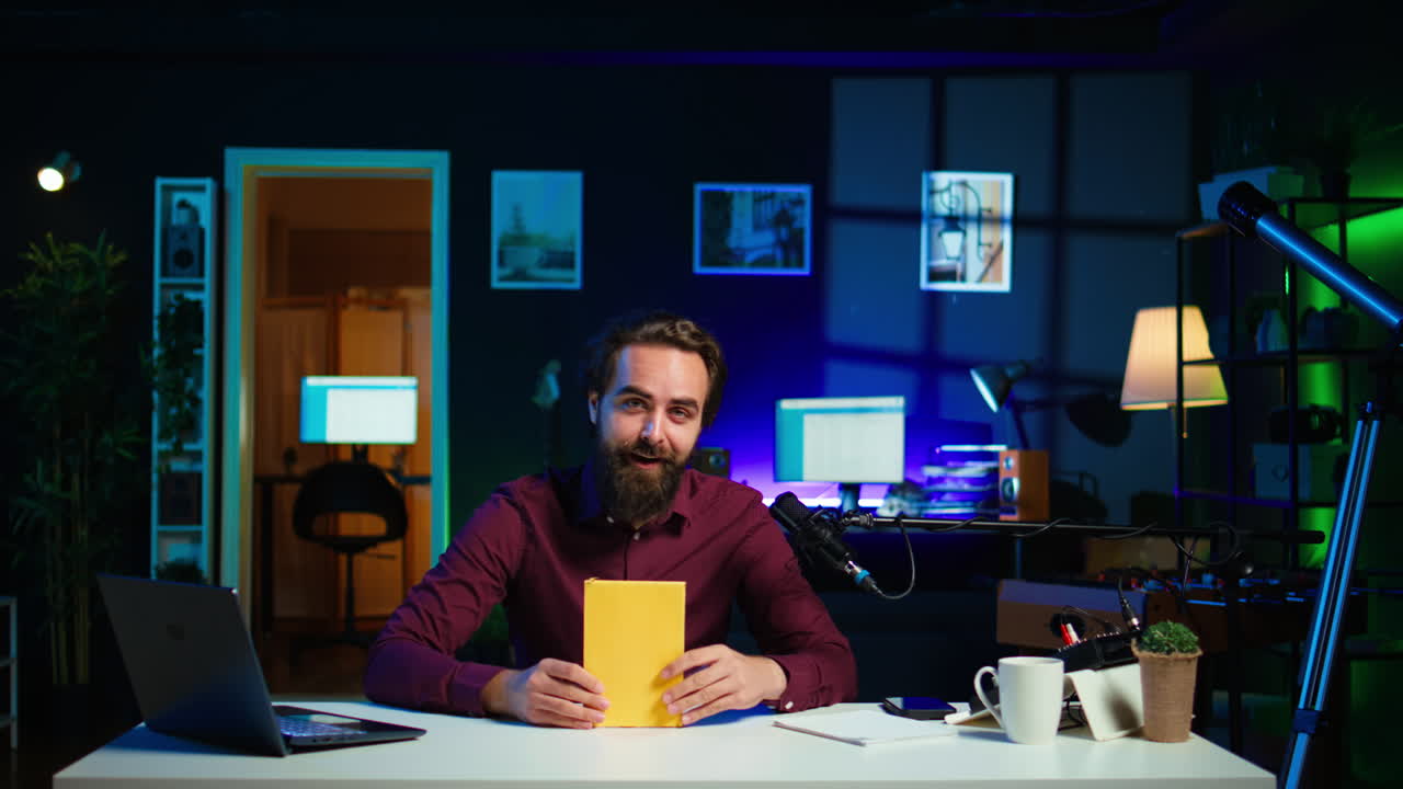 hombre presentando y leyendo la nueva novela del autor para los suscriptores, promoviendo el libro