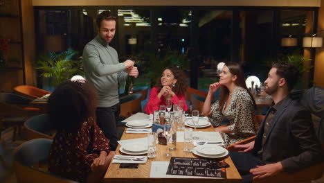 El-Grupo-De-Adultos-Disfruta-De-Una-Reunión-En-El-Restaurante-En-La-Mesa.-Amigos-Hablando-Juntos-En-El-Cafe