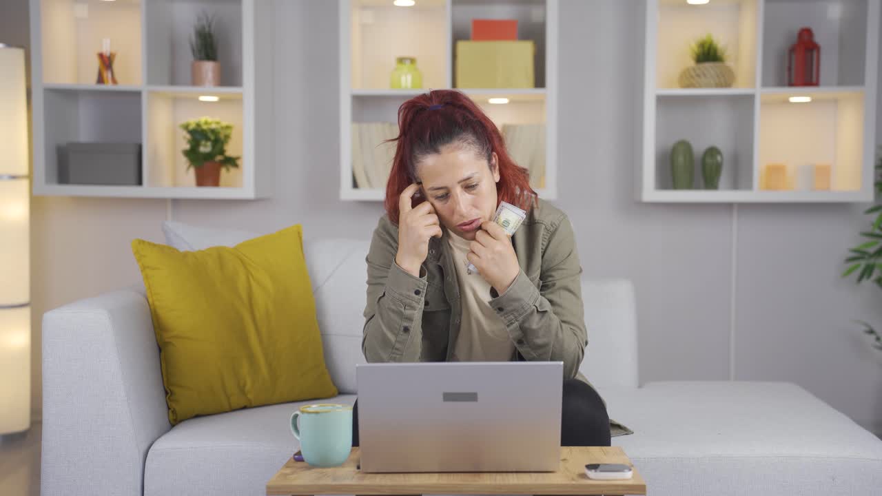 la mujer con el dinero es cuidadosa.