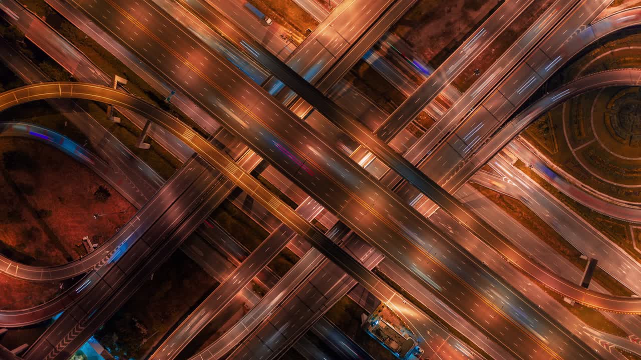 hyperlapse aéreo del tráfico sobre grandes puentes de intersección y carretera de circunvalación. vista aérea de 4k por un dron sobre una gran rotonda en bangkok, tailandia.