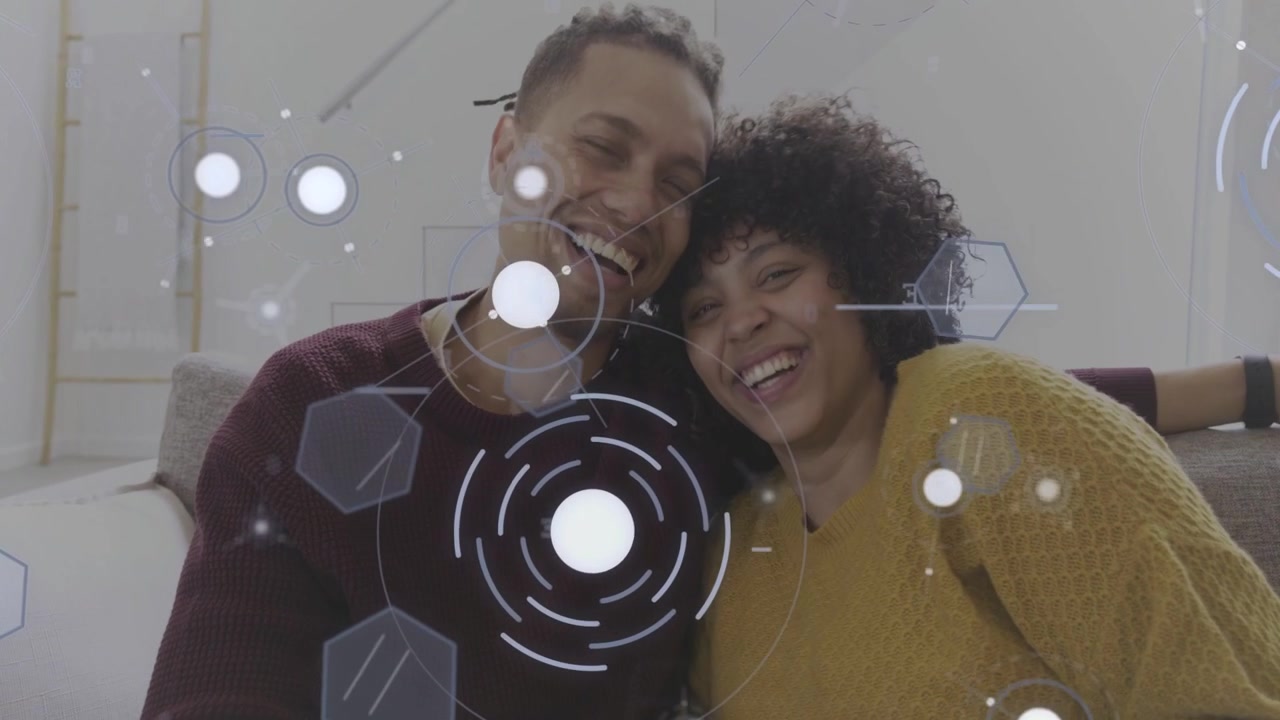 Uomo e donna che si tengono per mano, si guardano negli occhi, si avvicinano, si toccano il naso e creano un legame, con un'interfaccia HUD sovrapposta per annunci pubblicitari.