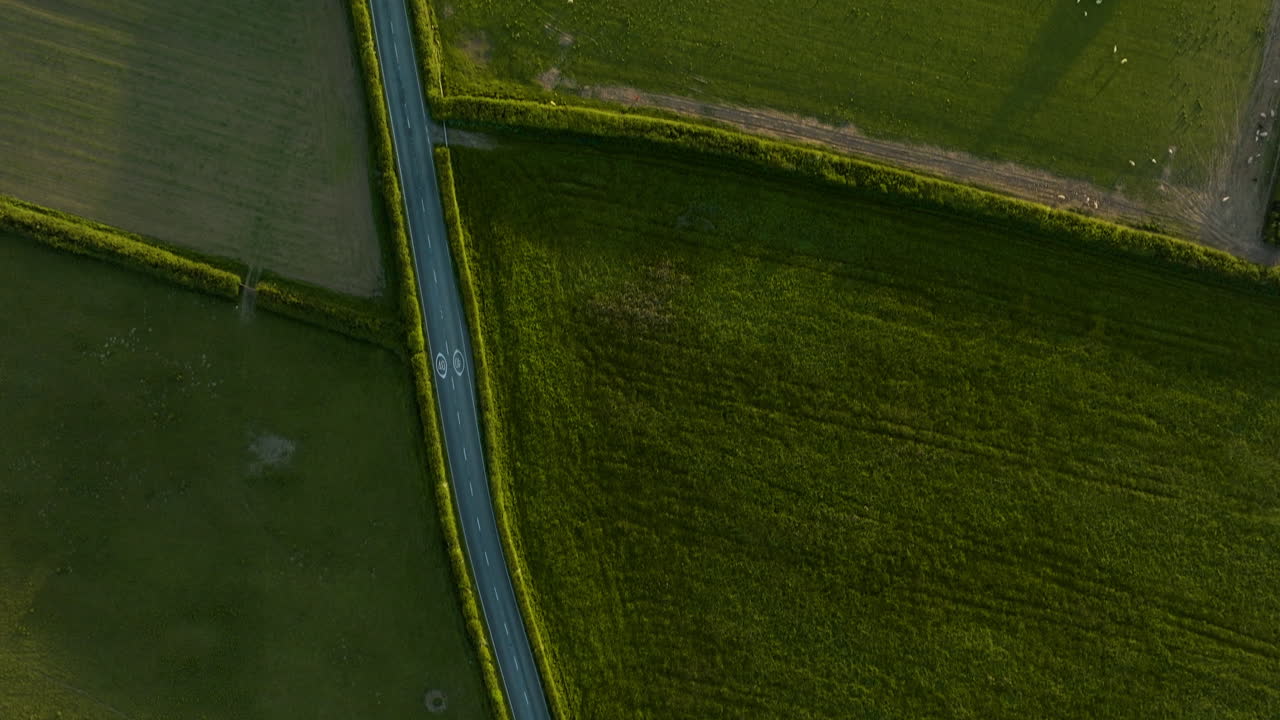 vista aérea de carreteras y campos rurales