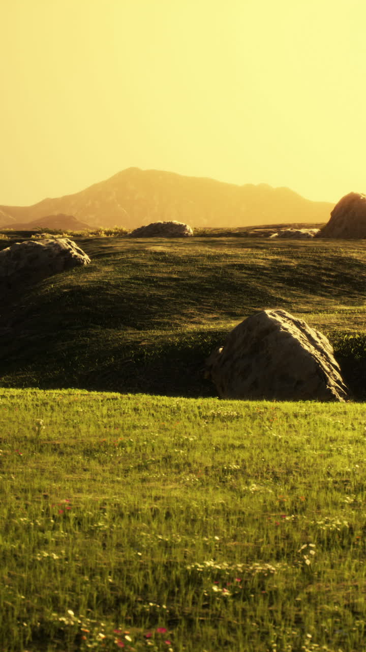 바위 와 산 들 이 있는 초원 위 에 해 가 지는 것