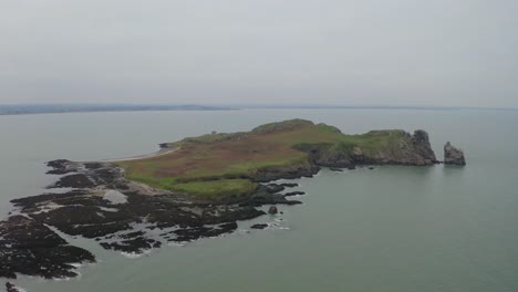 órbita-Aérea-Lenta-De-La-Isla-Del-Ojo-De-Irlanda-En-Una-Tarde-Tranquila